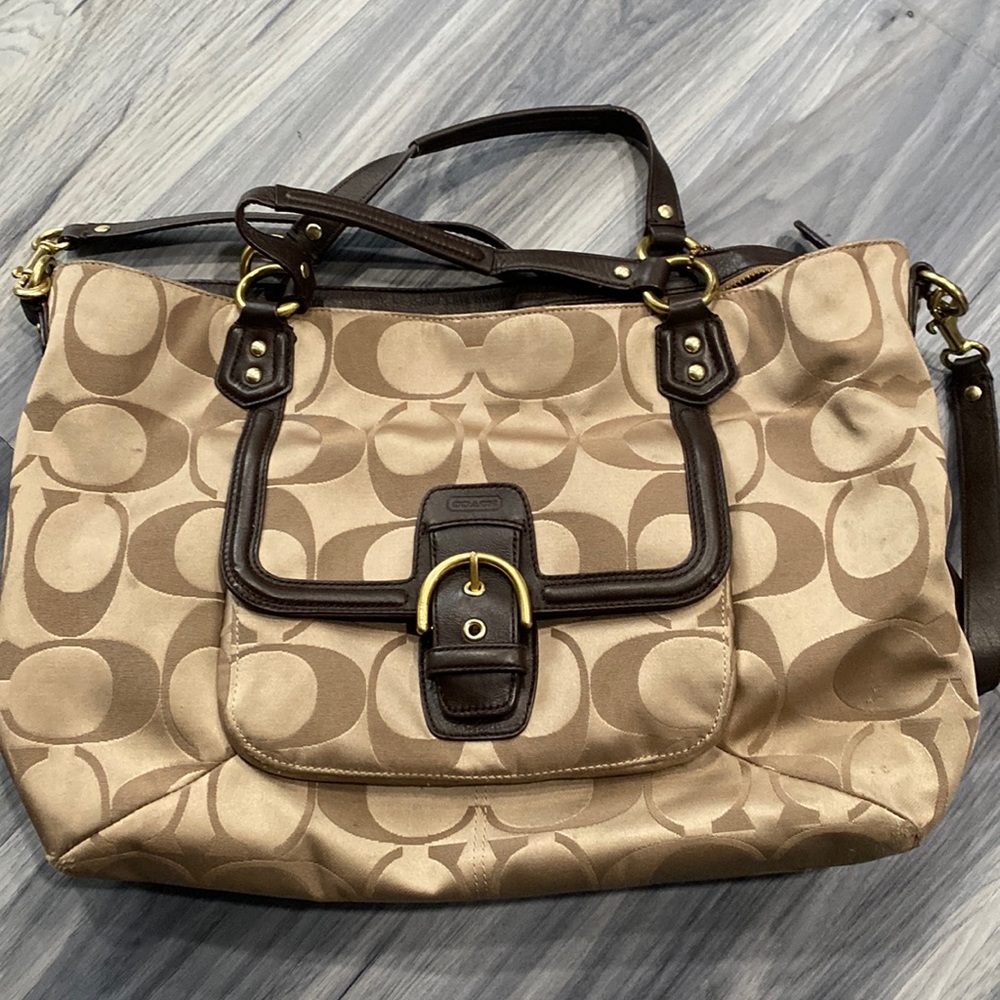 CAMPBELL SIGNATURE BELLE CARRYALL (COACH F25294)
BRASS/KHAKI/MAHOGANY
